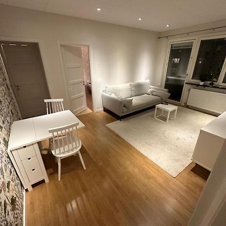 Modern Central Gothenburg Apartment With Balconies And Full Kitchen For Up To 5 Guests מראה חיצוני תמונה